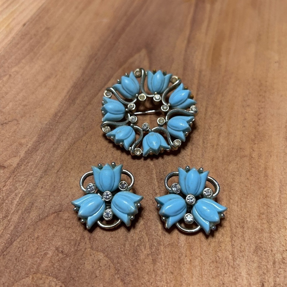 Vintage Kramer Broach and clip on earrings Floral Set - Picture 4 of 6